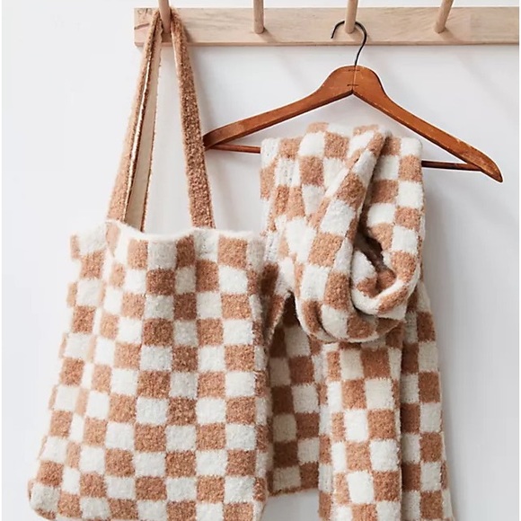 Checkers Carry On Scarf Set